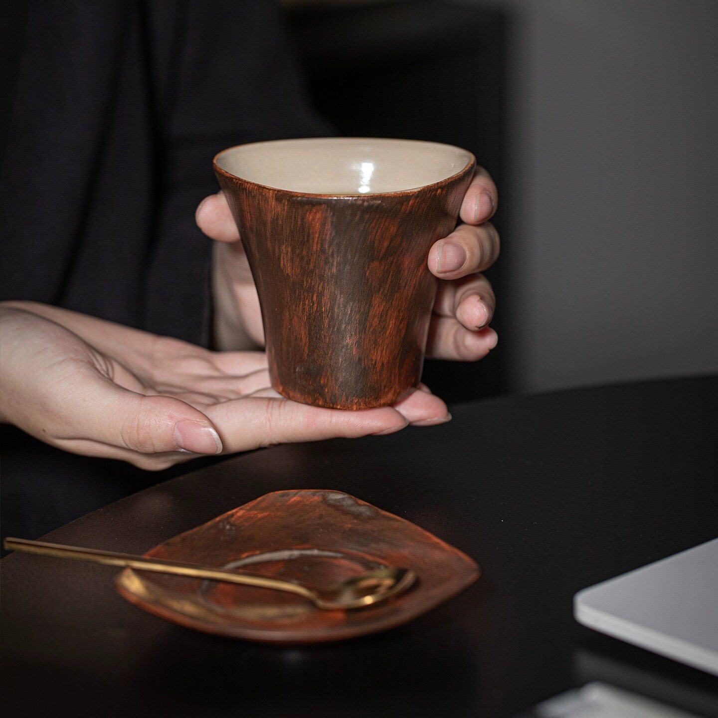 复古红木纹陶瓷咖啡杯轻奢手工马克杯文艺中古风居家办公水杯