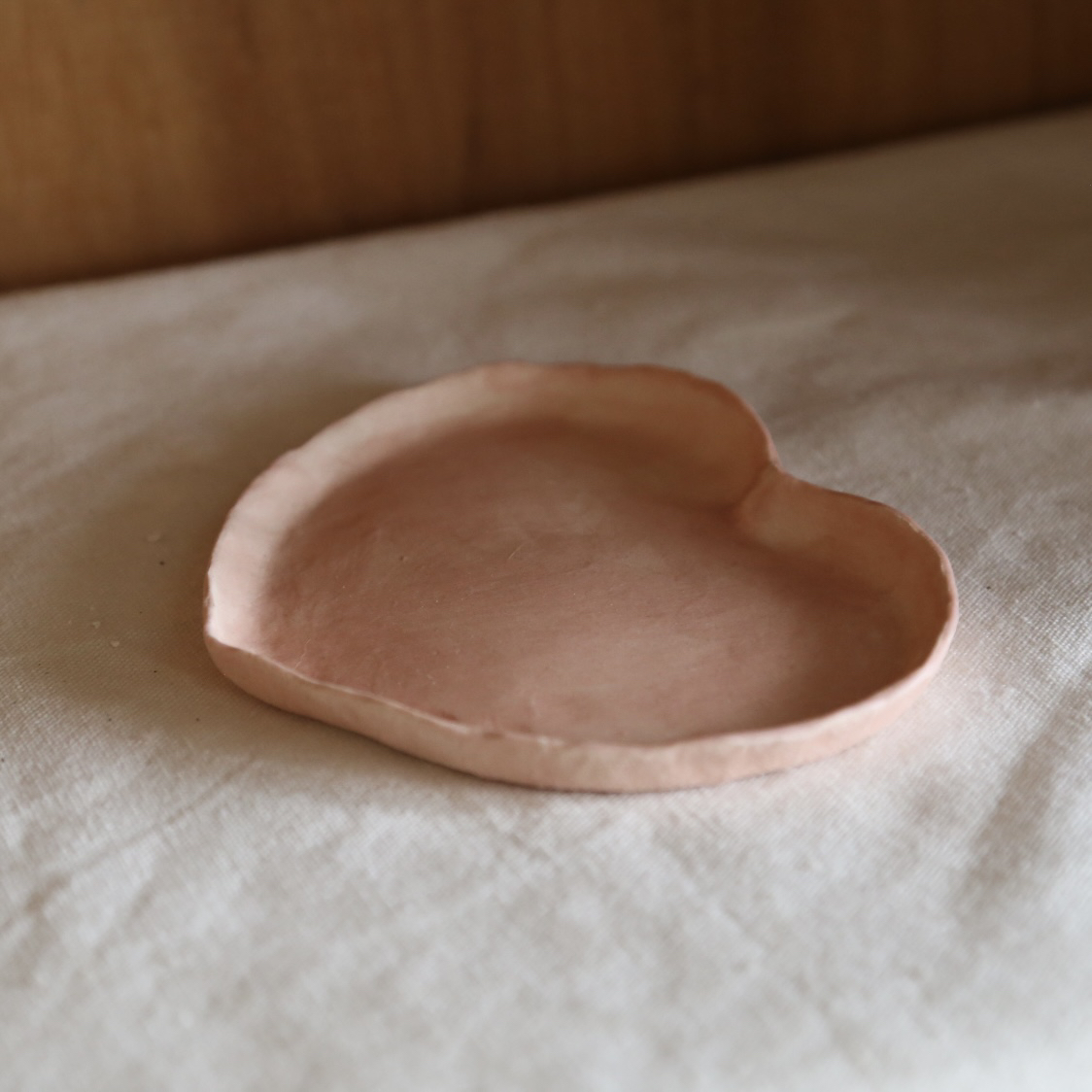 芽器手作】日式复古粗陶粉引手捏桃心盘果盘零食盘沙拉盘冷餐盘