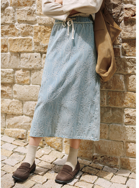 花吉Q548浅蓝色花朵刺绣抽绳松紧腰牛仔半身裙2026新款秋直筒裙