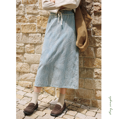 花吉浅蓝色花朵刺绣牛仔半身裙