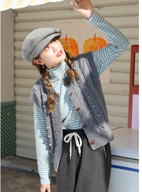 花吉B662灰色小木扣针织绞花圆领马甲女2026新款秋冬学院风马夹