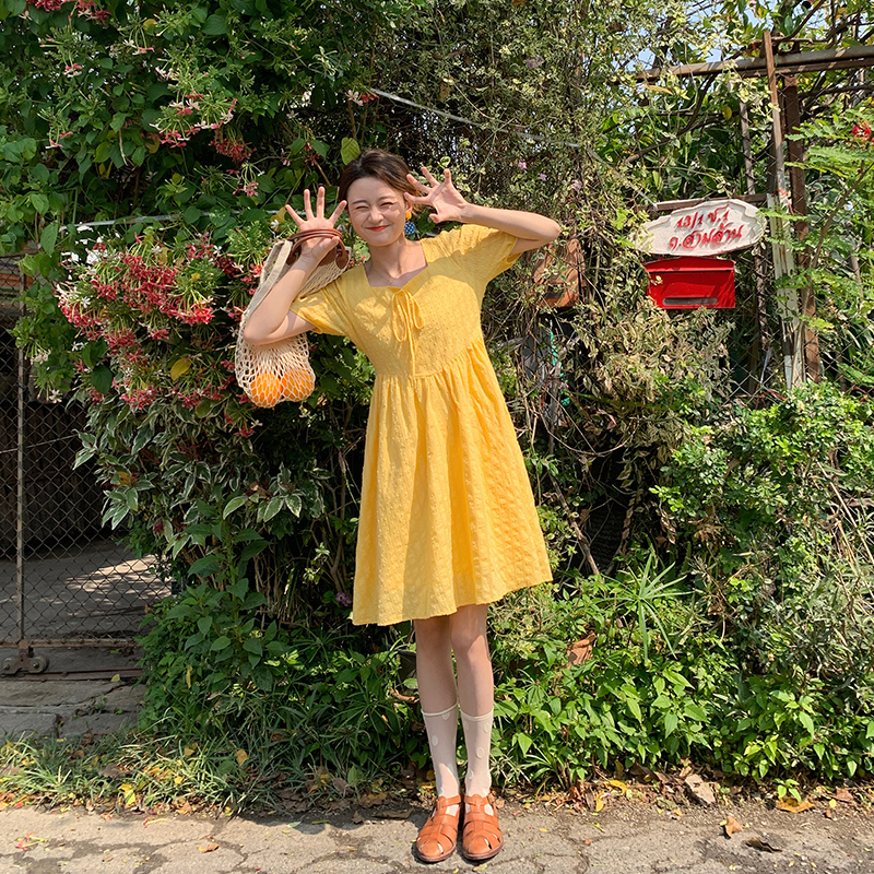 黄色系带提花方领连衣裙
