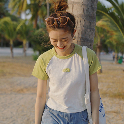 米色泡泡胶印撞色插肩袖T恤