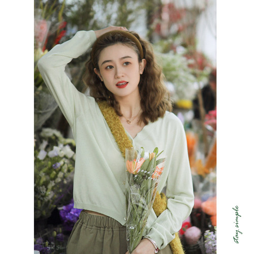 花吉苹果绿V领贝壳扣针织开衫