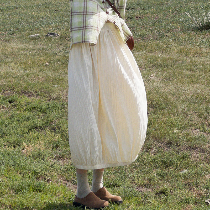 花吉Q496米杏色松紧腰褶皱肌理茧型半身裙2025新款秋宽松弹力半裙