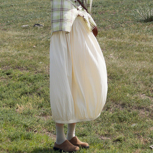 花吉Q496米杏色松紧腰褶皱肌理茧型半身裙2025新款 秋宽松弹力半裙