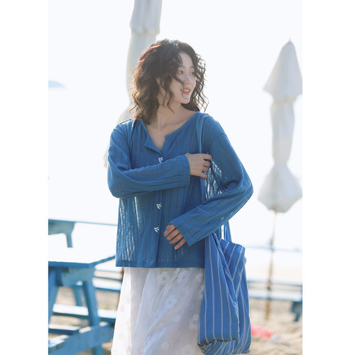 花吉蓝色镂空宽松小开领t恤