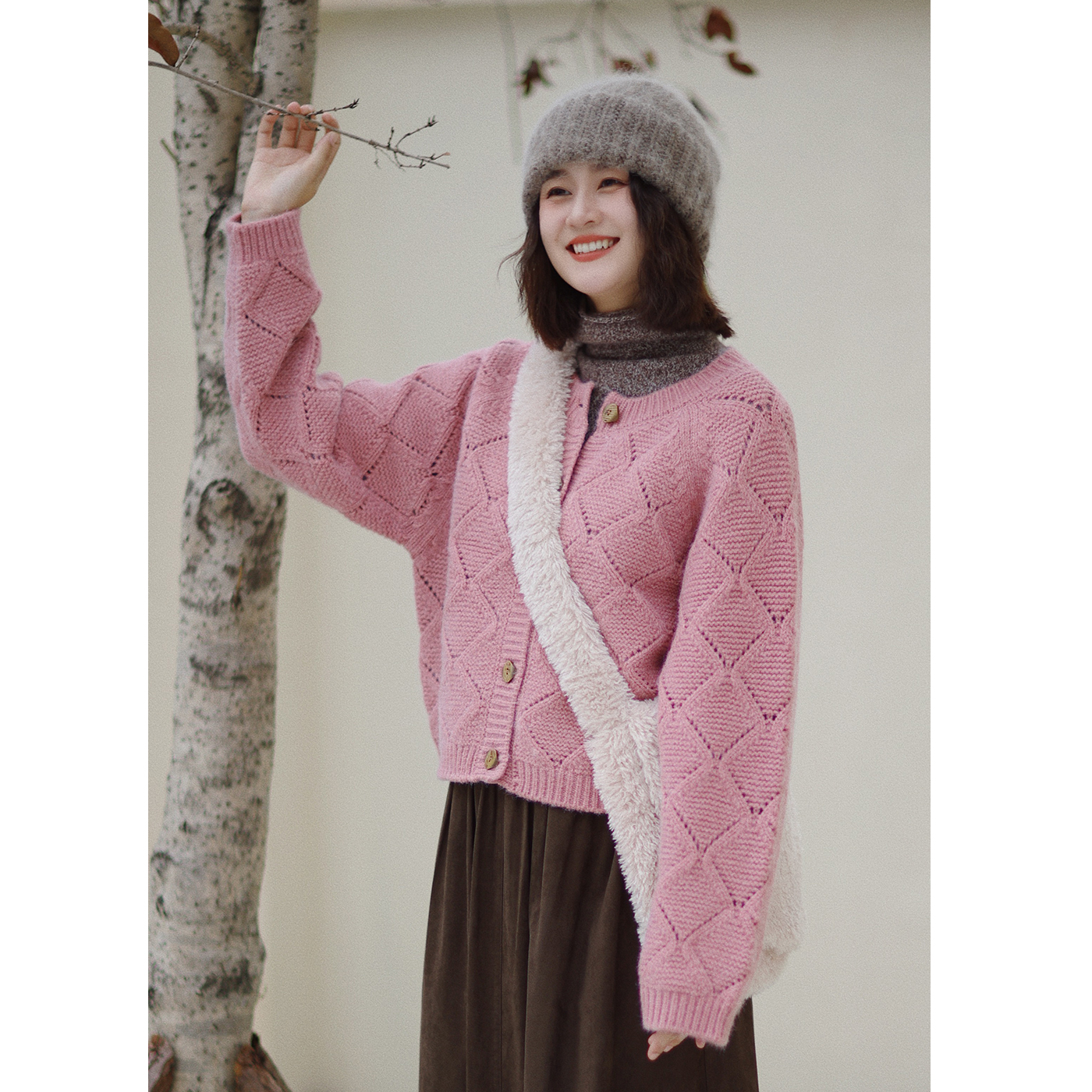 花吉草莓粉菱格圆领针织开衫