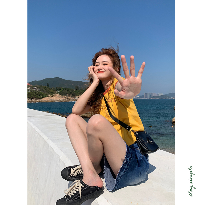 花吉B703姜黄色撞色领宽松短袖复古字母印花T恤女2025新款夏上衣