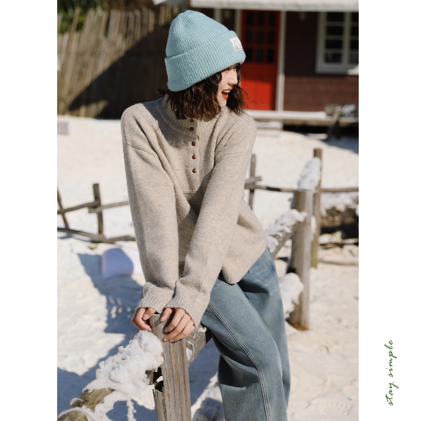 花吉燕麦色立领甜美宽松毛衣