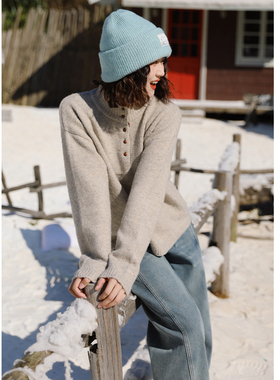 花吉C092燕麦色立领半开襟木扣宽松毛衣女2025新款秋冬学院风上衣