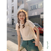 T恤女2025新款 花吉B704奶白色宽松百搭圆领短款 短袖 春学院风上衣