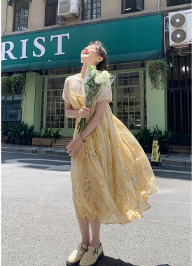 花吉Q593浅黄色森系肩带可调节印花吊带连衣裙2026新款夏背带裙