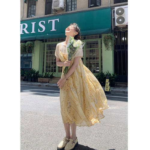 花吉浅黄色森系印花吊带连衣裙