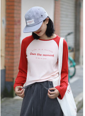 花吉C034草莓果酱拼色插肩袖字母印花长袖T恤女2025新款秋上衣