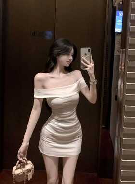 御姐性感一字肩露背白色连衣裙女夏季纯欲收腰修身褶皱包臀短裙子