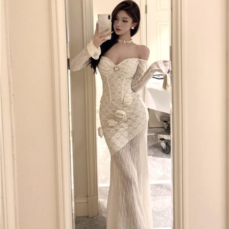 一字肩白色花朵长袖连衣裙女秋季设计感修身长裙纯欲收腰包臀裙子