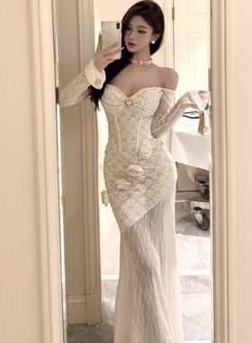 一字肩白色花朵长袖连衣裙女秋季设计感修身长裙纯欲收腰包臀裙子