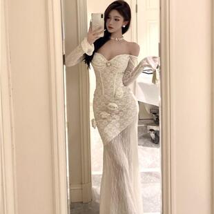 一字肩白色花朵长袖连衣裙女秋季设计感修身长裙纯欲收腰包臀裙子