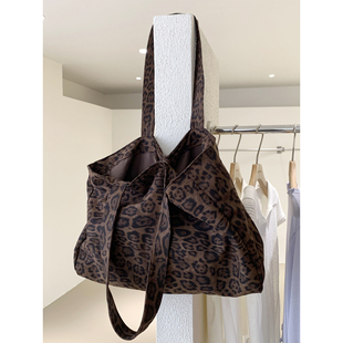 复古豹纹通勤大容量单肩包托特包韩系时尚百搭通勤包小众麂皮包包