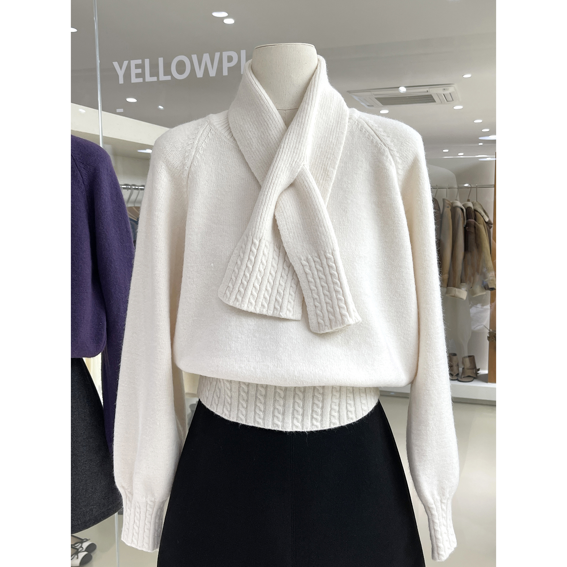 温柔知性圆领套头毛衣配围巾