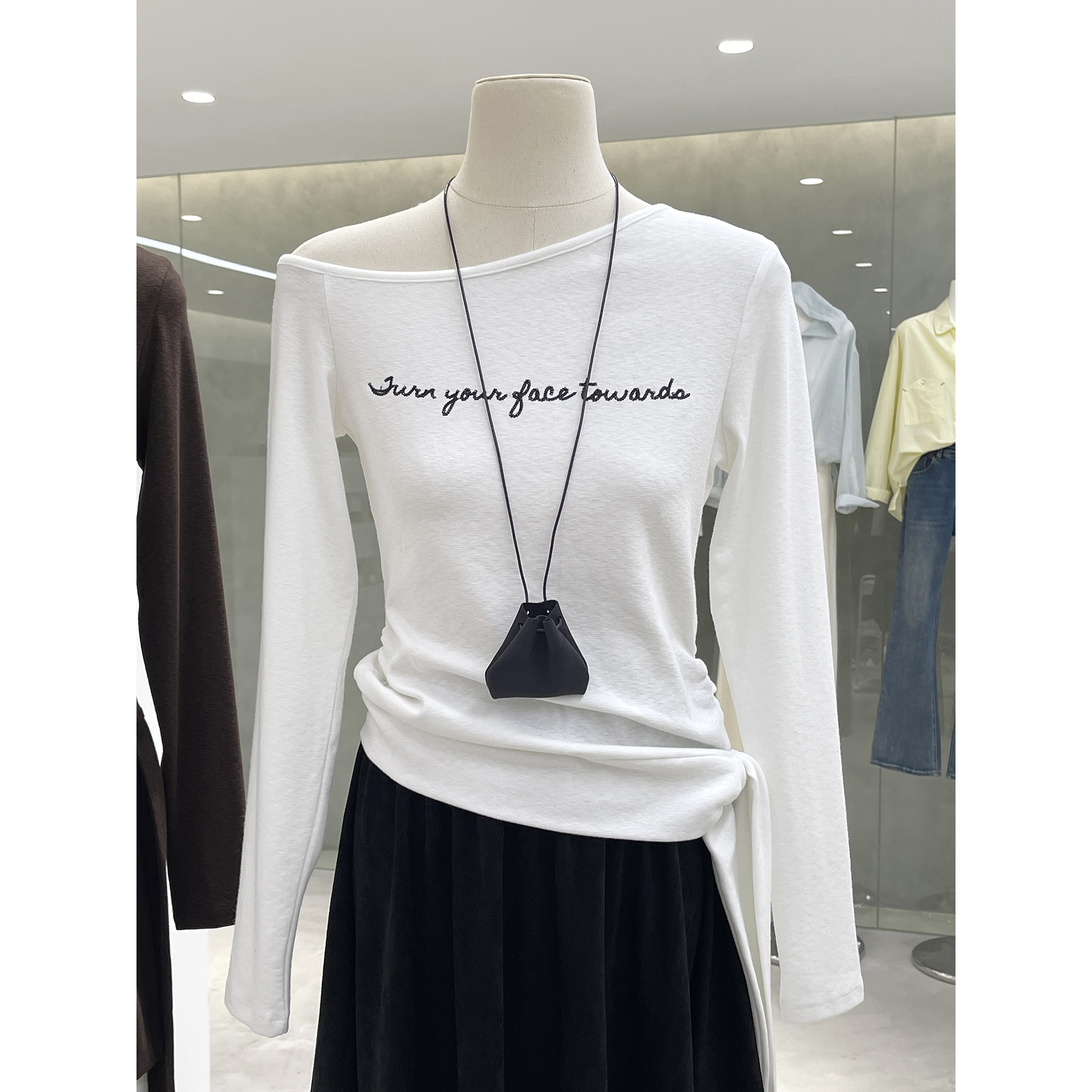 小性感又撩人不规则斜肩长袖衫