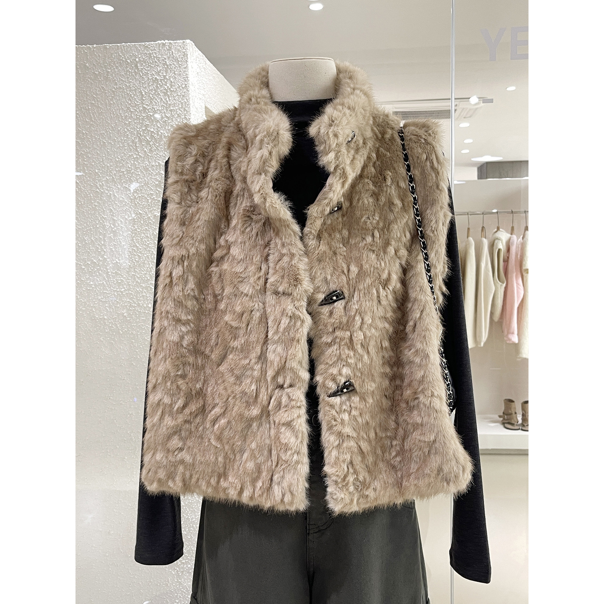 精致可爱仿水貂绒夹棉马甲外套秋冬新款立领牛角扣保暖上衣配包包