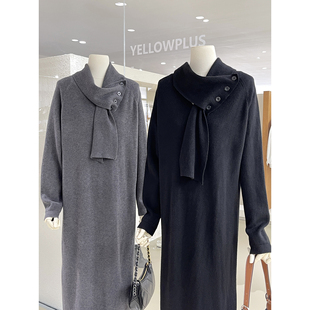 知性优雅气质V领针织连衣裙秋冬氛围感穿搭别致设计感裙子配围巾