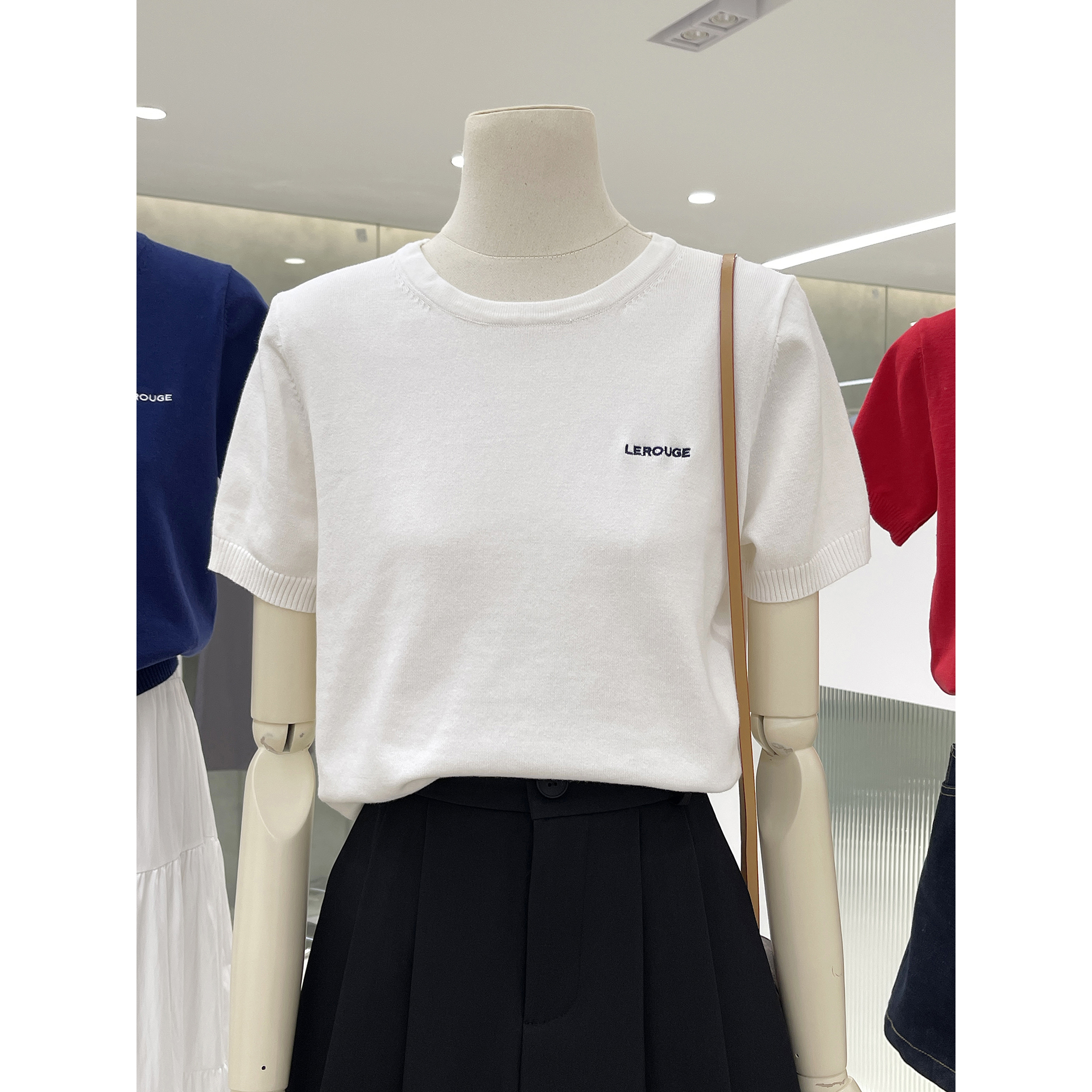 精致字母刺绣圆领套头短袖针织衫