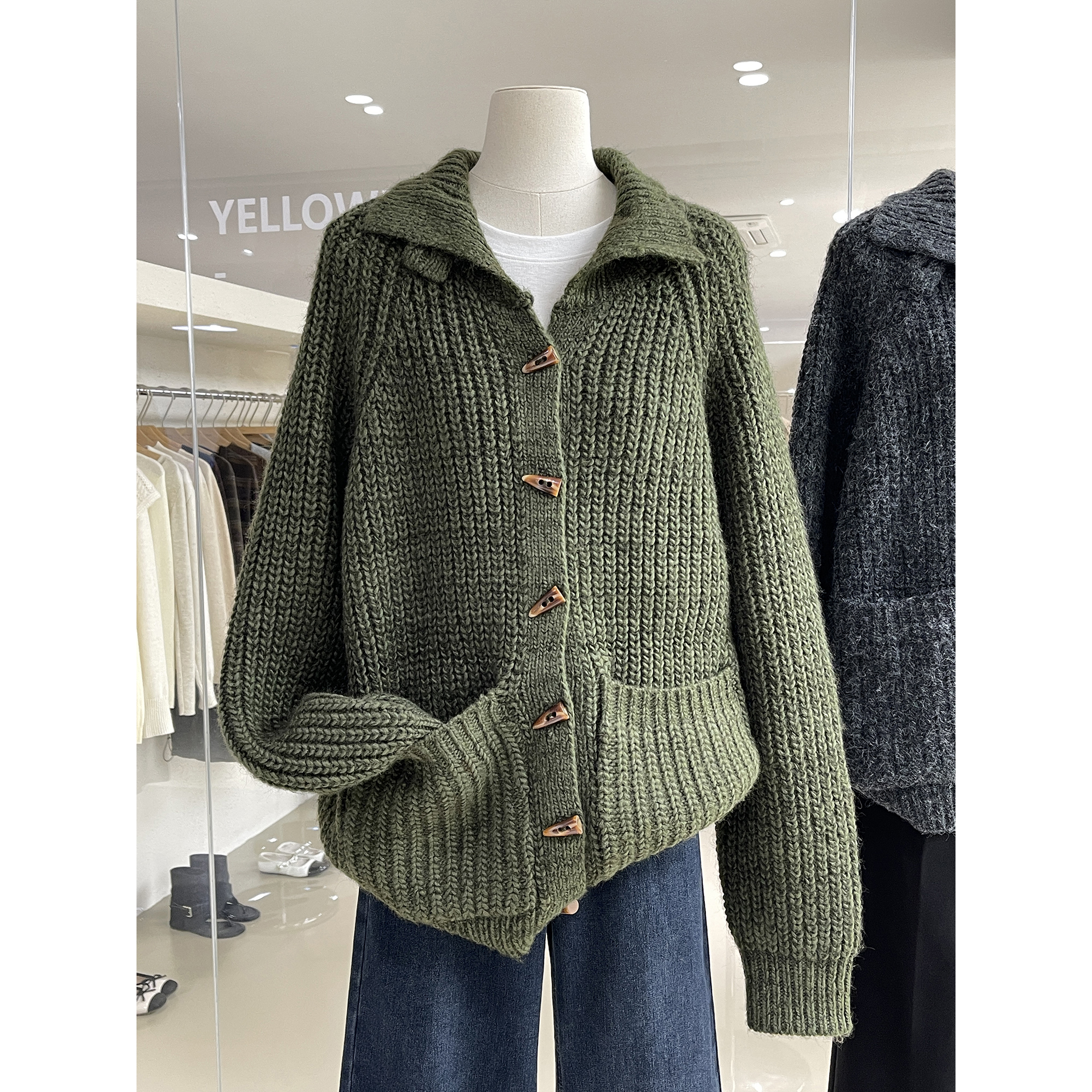 文艺气质羊角扣高领毛衣开衫