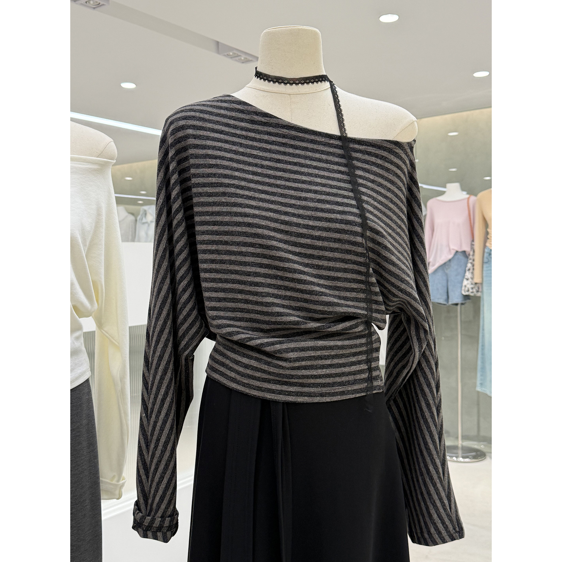 小性感辣妹风斜肩长袖T恤配飘带