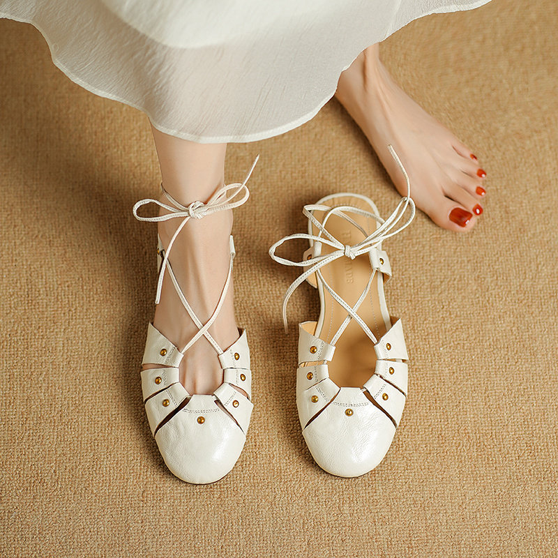 包头羊皮低跟凉鞋女夏季新款复古铆钉绑带罗马鞋后空软底平底女鞋