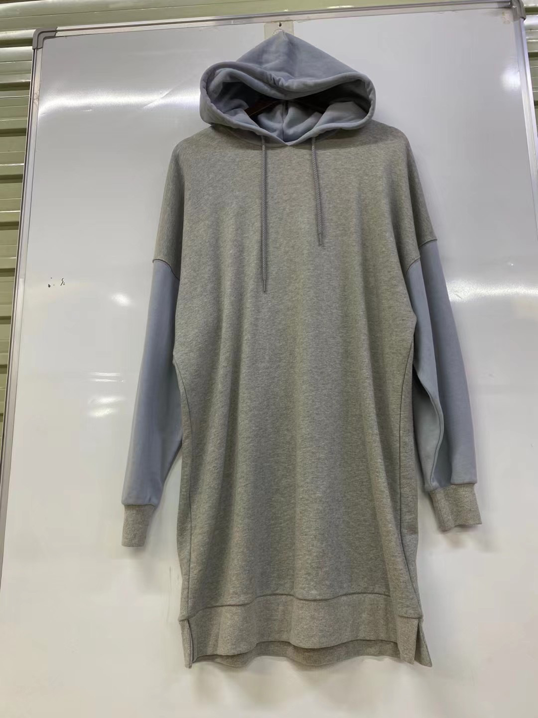万斯日单拼接宽松连帽卫衣裙  浅灰色拼接雾蓝色 毛圈纯棉面料