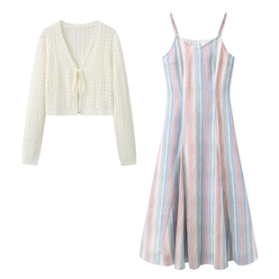 阔系の米色短款V领镂空针织开衫+气质显瘦彩色条纹吊带连衣裙套装