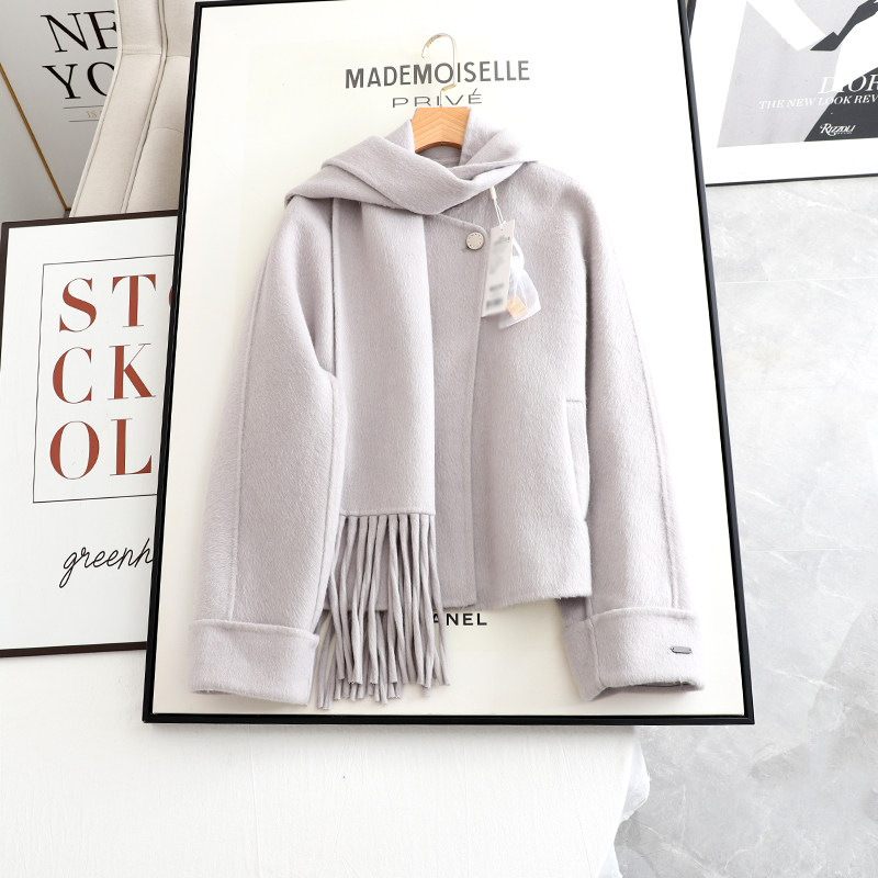 麦系の2025冬季新款时尚百搭宽松显瘦围巾款双面毛呢大衣短外套女