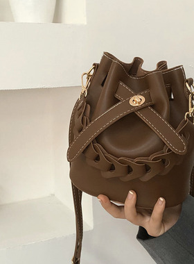 法国MK DA 正品女包2025新款高级感小众牛皮水桶包复古斜挎包