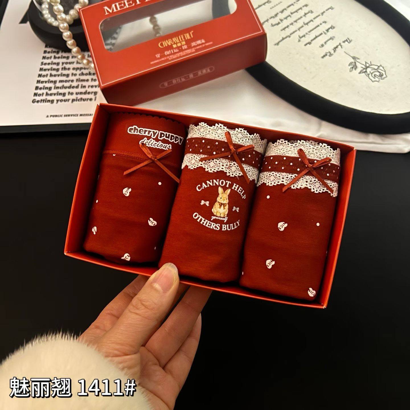 魅丽翘2026春季新款女士内裤卡通印花纯色中腰包臀三角裤头三条装