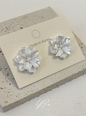 珠光莲花 法式白月光山茶花树脂耳钉复古仙气小众高级感耳饰12136