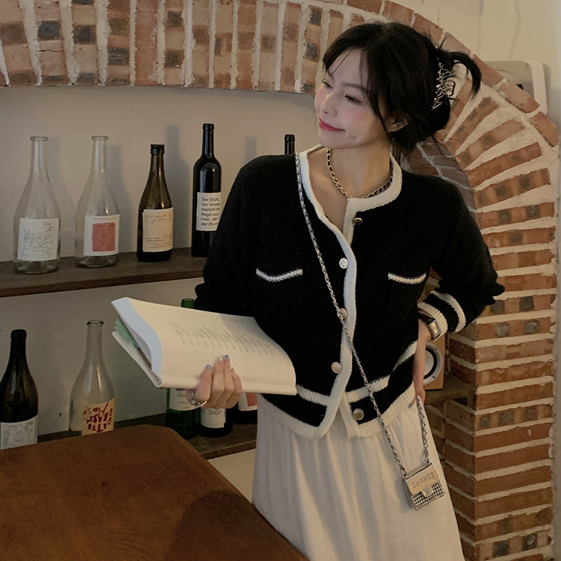 브랜드 클리어런스 프랑스 스타일 스몰 향수 긴팔 대비 니트 짧은 싱글 브레스트 가디건 여성용 라운드 넥 탑