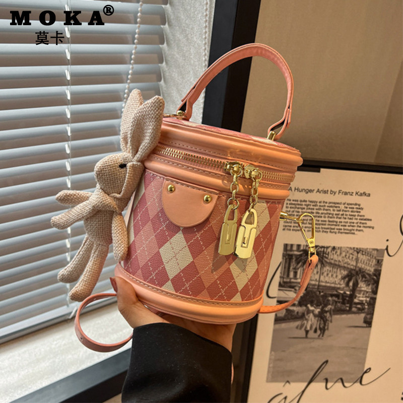 送女孩生日礼物2026新款高级感手提水桶包时尚百搭斜挎包高档实用