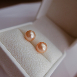 经典别致的天然橘粉正圆淡水珍珠9－10素珠耳钉通体s925纯银 茑居