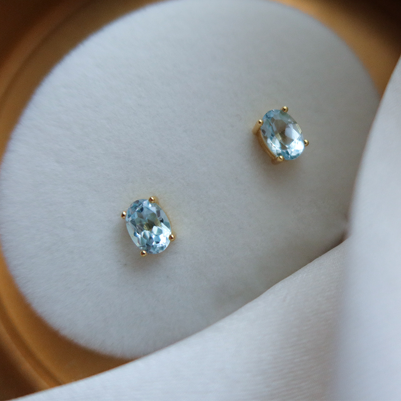 天空蓝托帕石精致小巧纯银耳钉