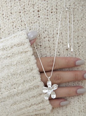 ins韩国银色小众花朵毛衣链女高级感锤纹肌理感小花蛇骨链长项链