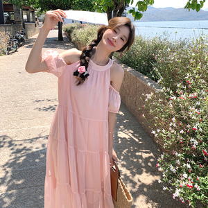 法式甜美粉色露肩挂脖连衣裙女夏2025年新款海边度假宽松雪纺长裙图片