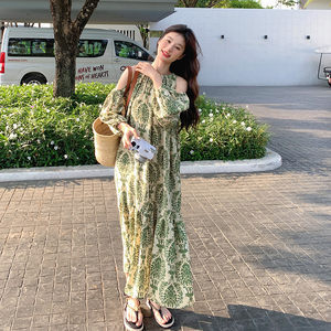 绿色碎花露肩连衣裙女夏季2025年新款法式绝美温柔风海边度假长裙图片