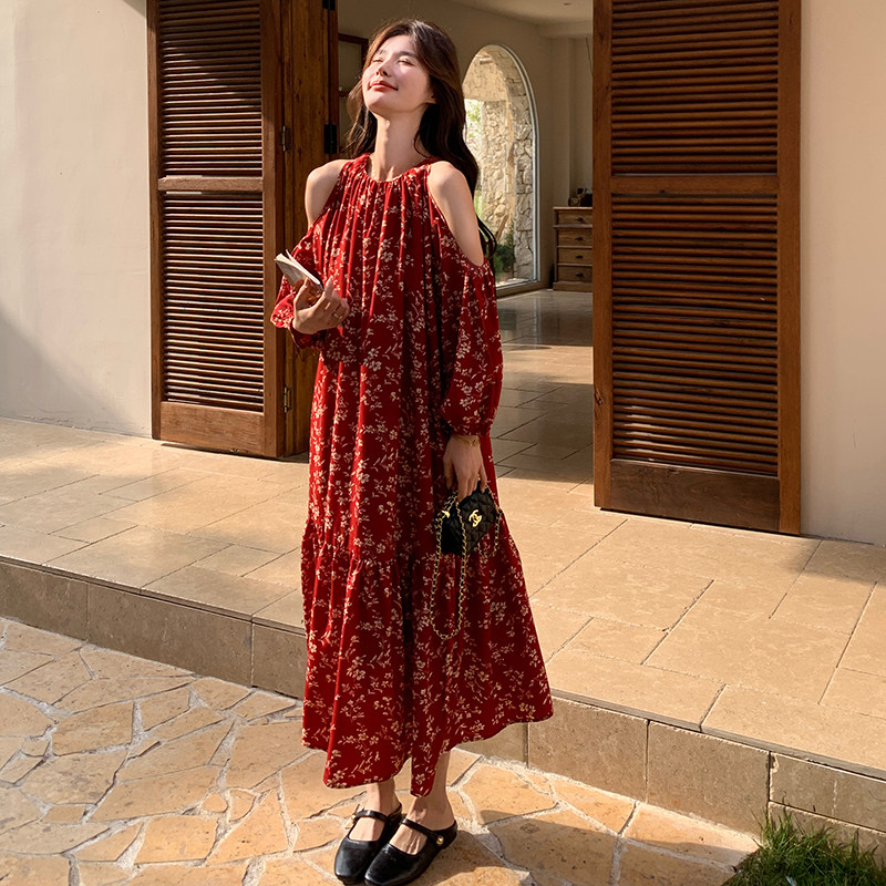 红色漂亮独特度假连衣裙女2025夏日新款露肩小心机气质茶歇碎花裙，女装连衣裙，芭图娜