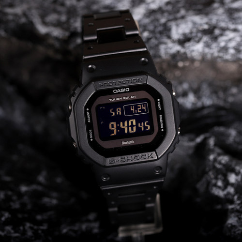 王一博佩戴电波蓝牙小方块男表