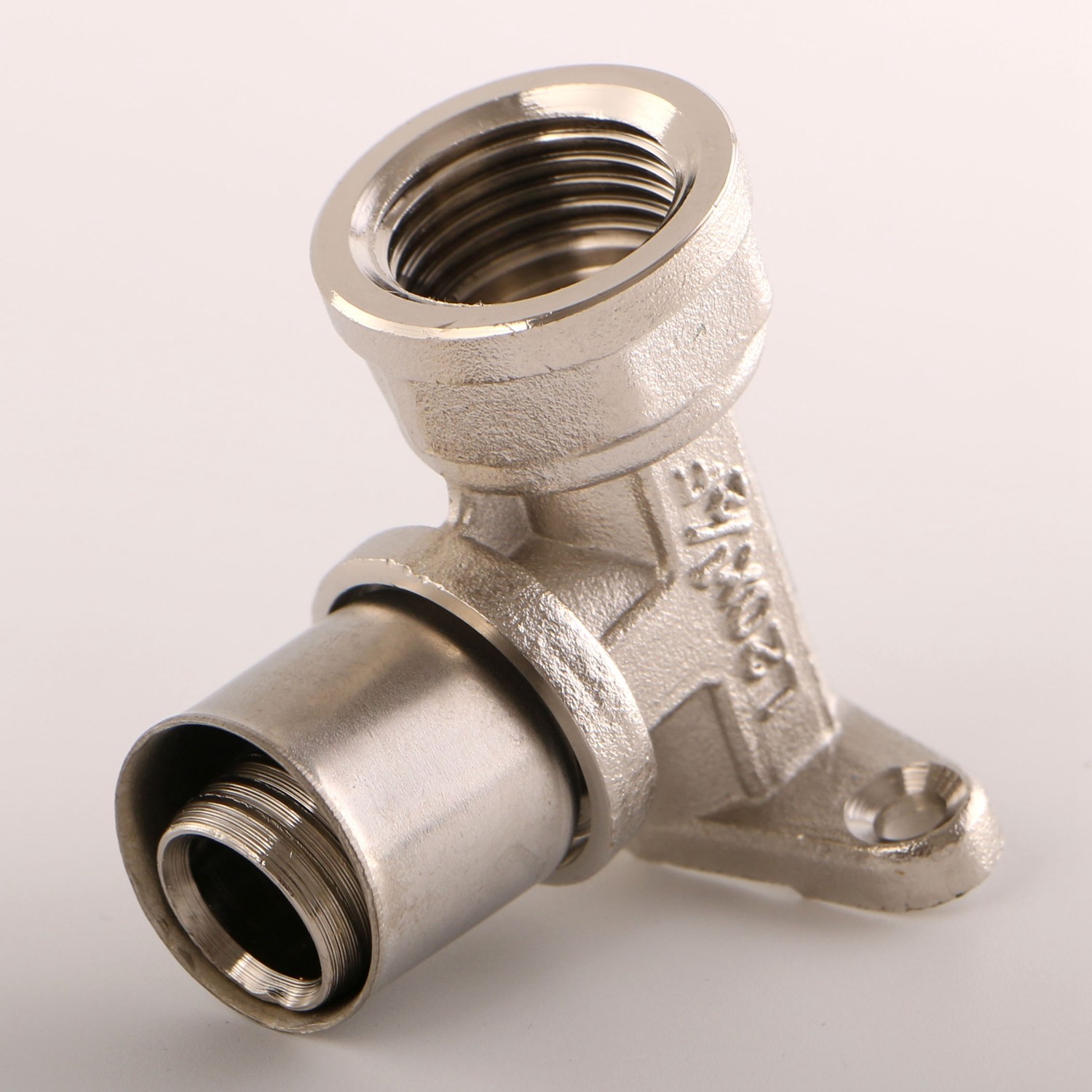 佛山日丰铝塑管带座内牙弯头镀镍f5-1216*1/2水管明装带底座固定