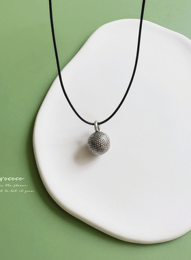 极简风要拼质感 简约黄铜雕刻纹理烧银色圆球项链短款锁骨链女