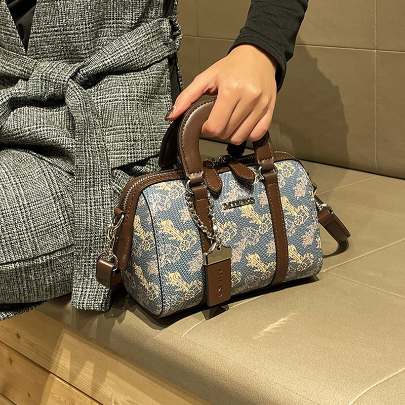 专柜品牌枕头包女2026新款包包真皮轻奢高级感小众手提单肩斜挎包